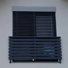 Nowoczesne balkony francuskie z ciemnymi żaluzjami i drewnianą balustradą.