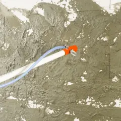 Obrzutka cementowa na ścianie, nakładana za pomocą specjalnego pistoletu.