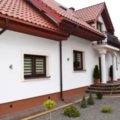 Elegancki cokół na elewacji domu, podkreślający jego architekturę.