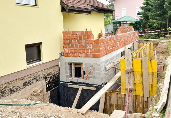 Czym obsypać fundamenty z zewnątrz, aby uniknąć problemów z wilgocią?