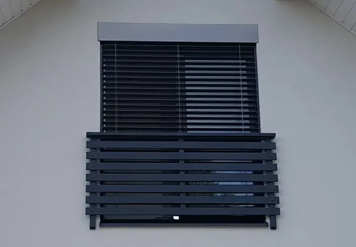 Nowoczesne balkony francuskie z ciemnymi żaluzjami i drewnianą balustradą.