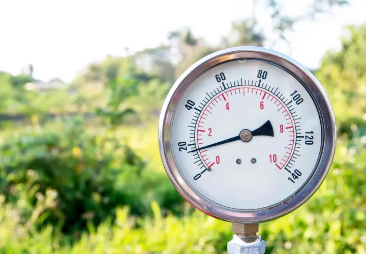 Manometr wskazuje ciśnienie ok. 2 barów. Idealne, by sprawdzić, jakie ciśnienie w hydroforze 300l jest optymalne.