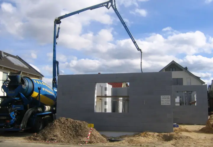 Betonowanie ścian z bloczków z betonu komórkowego. Wiele pozytywnych izodom opinie potwierdza jakość materiałów.