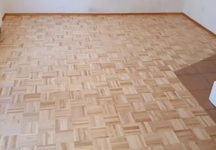 Nowy parkiet w jodełkę, gotowy do cyklinowania. Zastanawiasz się, ile kosztuje cyklinowanie parkietu?