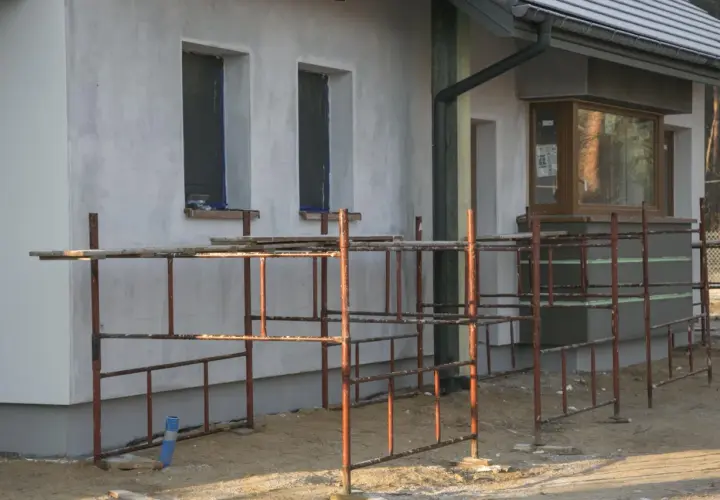Rusztowanie wokół domu, przygotowania do zatapiania siatki błędy na elewacji.
