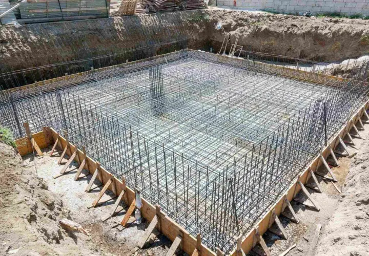 Szkielet zbrojeniowy płyty fundamentowej, gotowy do zalania betonem. To kluczowy etap budowy, wpływający na koszt płyty fundamentowej.