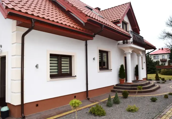 Elegancki cokół na elewacji domu, podkreślający jego architekturę.