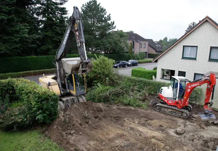 Dwa koparki pracują na budowie. Duża koparka Volvo i mała koparka Terex. Zastanawiasz się, ile kosztuje wykopanie fundamentów?