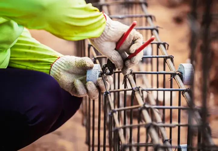 Jakie wymiary strzemion pod fundament zapewnią stabilność konstrukcji?