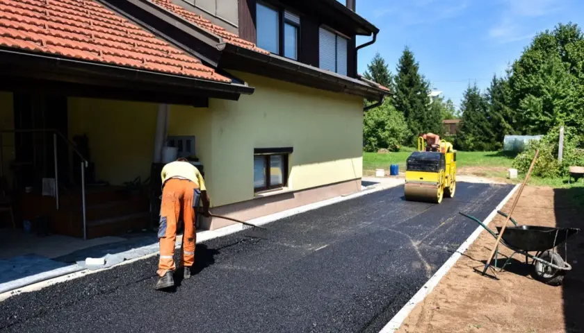 Ile kosztuje asfalt na podjazd? Sprawdź, co wpływa na ceny