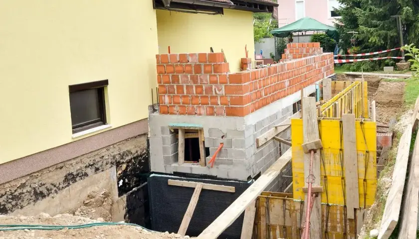Czym obsypać fundamenty z zewnątrz, aby uniknąć problemów z wilgocią?