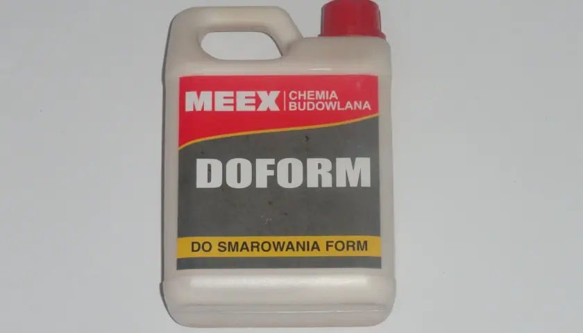 Biały kanister z czerwonym korkiem, zawiera środek "DOFORM" do smarowania form do betonu.