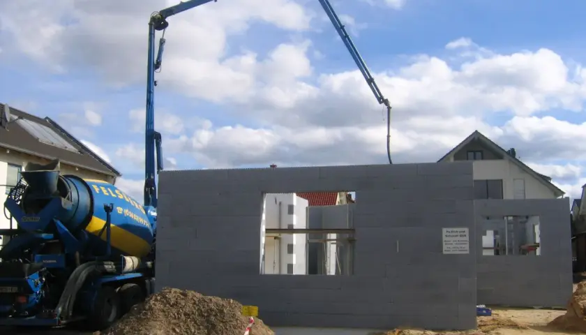 Betonowanie ścian z bloczków z betonu komórkowego. Wiele pozytywnych izodom opinie potwierdza jakość materiałów.