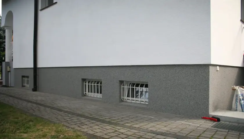 Jak położyć tynk mozaikowy na cokół - uniknij najczęstszych błędów