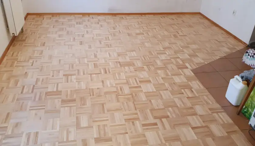 Nowy parkiet w jodełkę, gotowy do cyklinowania. Zastanawiasz się, ile kosztuje cyklinowanie parkietu?