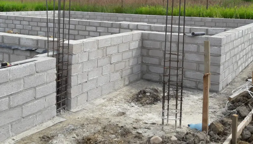 Jaki beton na fundamenty? Wybierz najlepszy rodzaj dla swojej budowy
