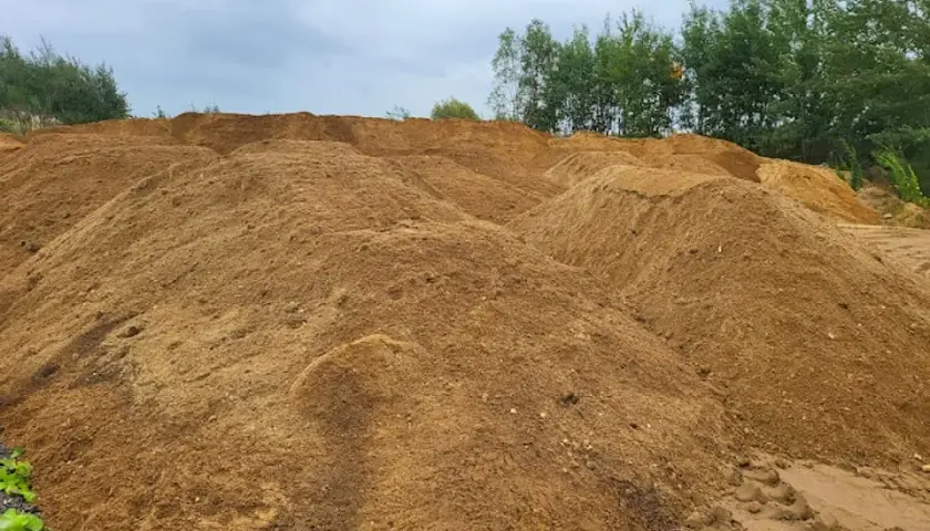 Jaki piasek do wylewki betonowej? Unikaj błędów przy wyborze