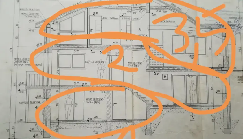 Rysunek techniczny przedstawia przekrój przez budynek, ukazując fundamenty, ściany i strop nad parterem. Widoczna jest każda kondygnacja.