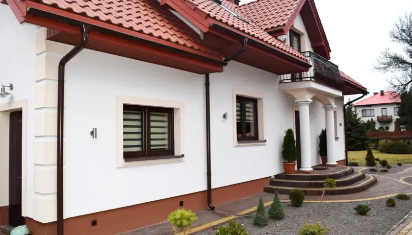 Elegancki cokół na elewacji domu, podkreślający jego architekturę.