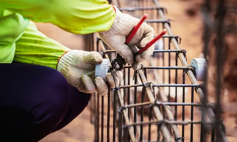 Jakie wymiary strzemion pod fundament zapewnią stabilność konstrukcji?