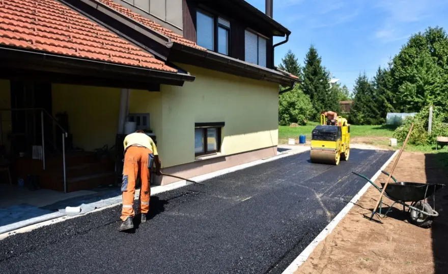 Ile kosztuje asfalt na podjazd? Sprawdź, co wpływa na ceny