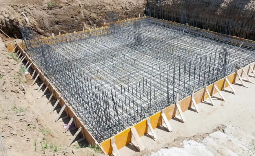 Jak zrobić fundament pod dom - kluczowe kroki i materiały, które musisz znać
