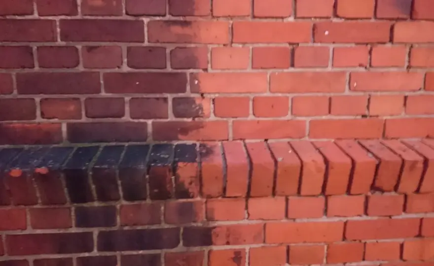 Jak wyczyścić starą cegłę na ścianie bez jej uszkodzenia?