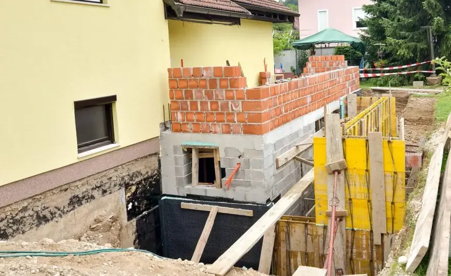 Czym obsypać fundamenty z zewnątrz, aby uniknąć problemów z wilgocią?