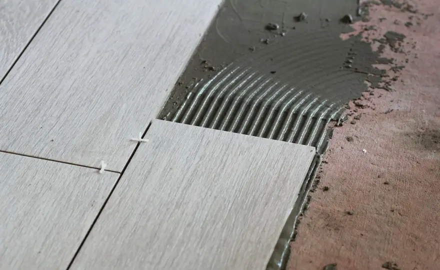 Układanie płytek 60x60 - Ile kosztuje m2 i jak uniknąć dopłat?