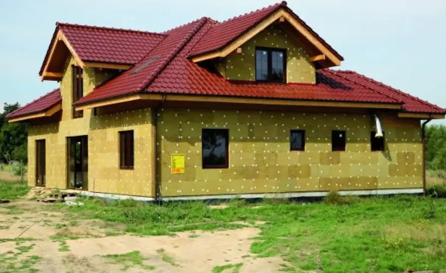 Zacieranie kleju na elewacji pod malowanie - Jak uzyskać idealną bazę?