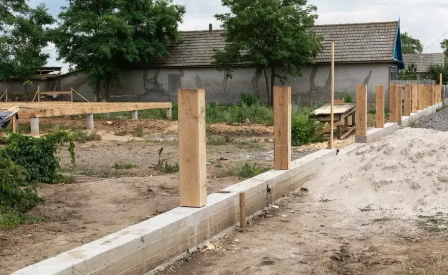 Ile kosztuje fundament pod pomnik? Poznaj ceny i ukryte wydatki