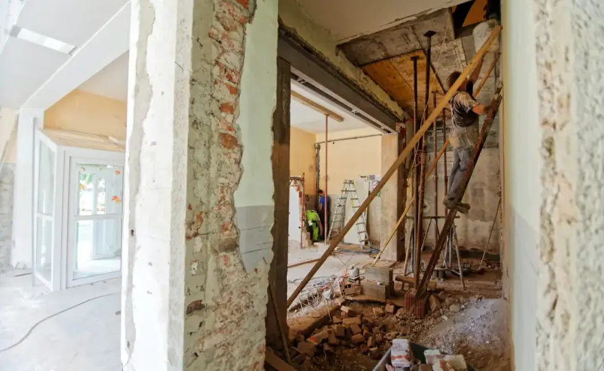 Remont starego domu - jak zaplanować etapy i uniknąć błędów?