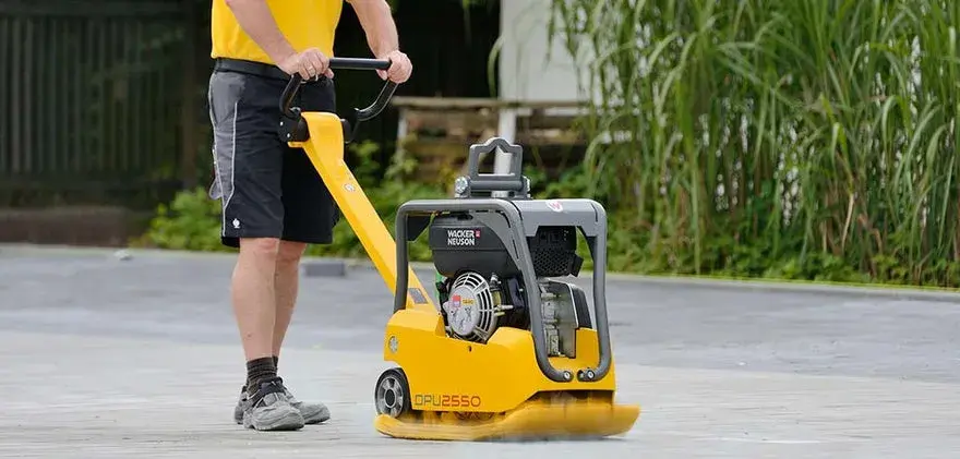 Jaką zagęszczarkę na podjazd wybrać, aby uniknąć problemów?