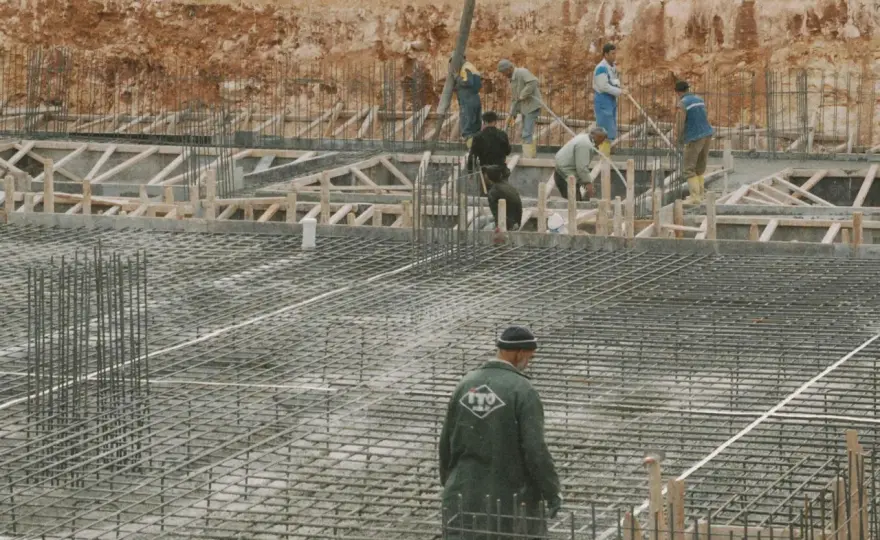 Trwałe zbrojenie, czyli podstawa dla stabilności konstrukcji betonowych – jak wykorzystać detektor zbrojenia do oceny jakości?