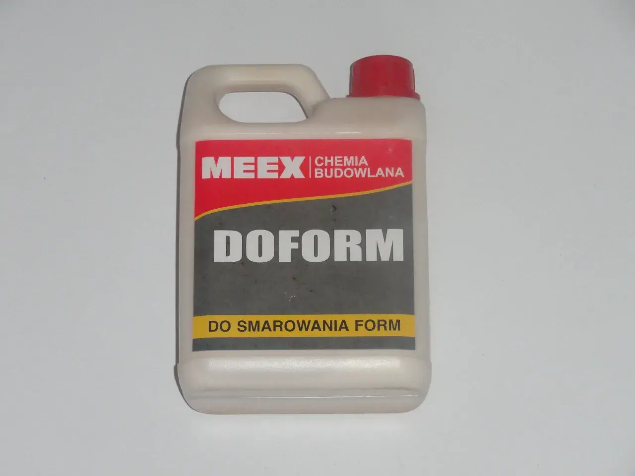 Biały kanister z czerwonym korkiem, zawiera środek "DOFORM" do smarowania form do betonu.