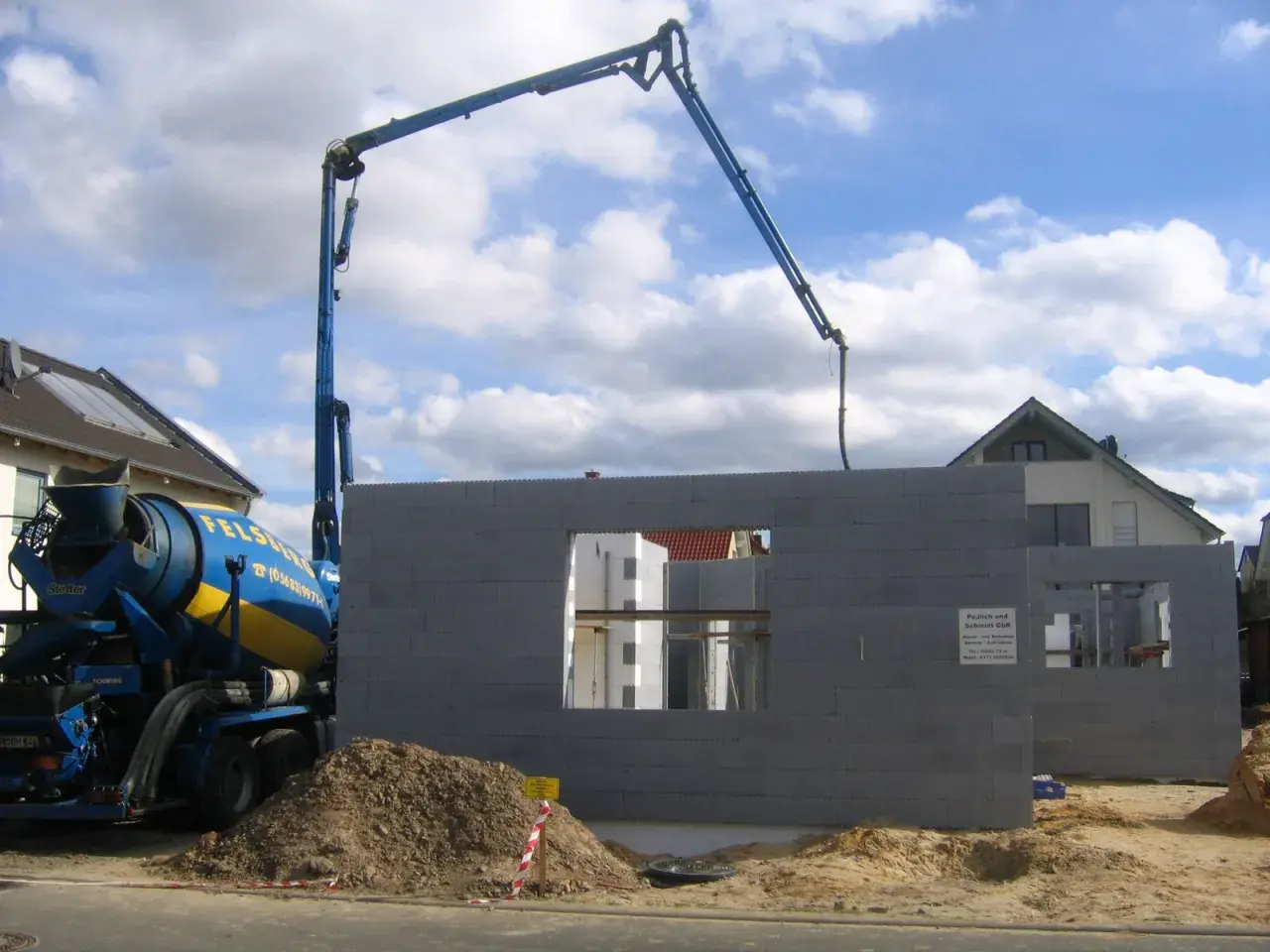 Betonowanie ścian z bloczków z betonu komórkowego. Wiele pozytywnych izodom opinie potwierdza jakość materiałów.