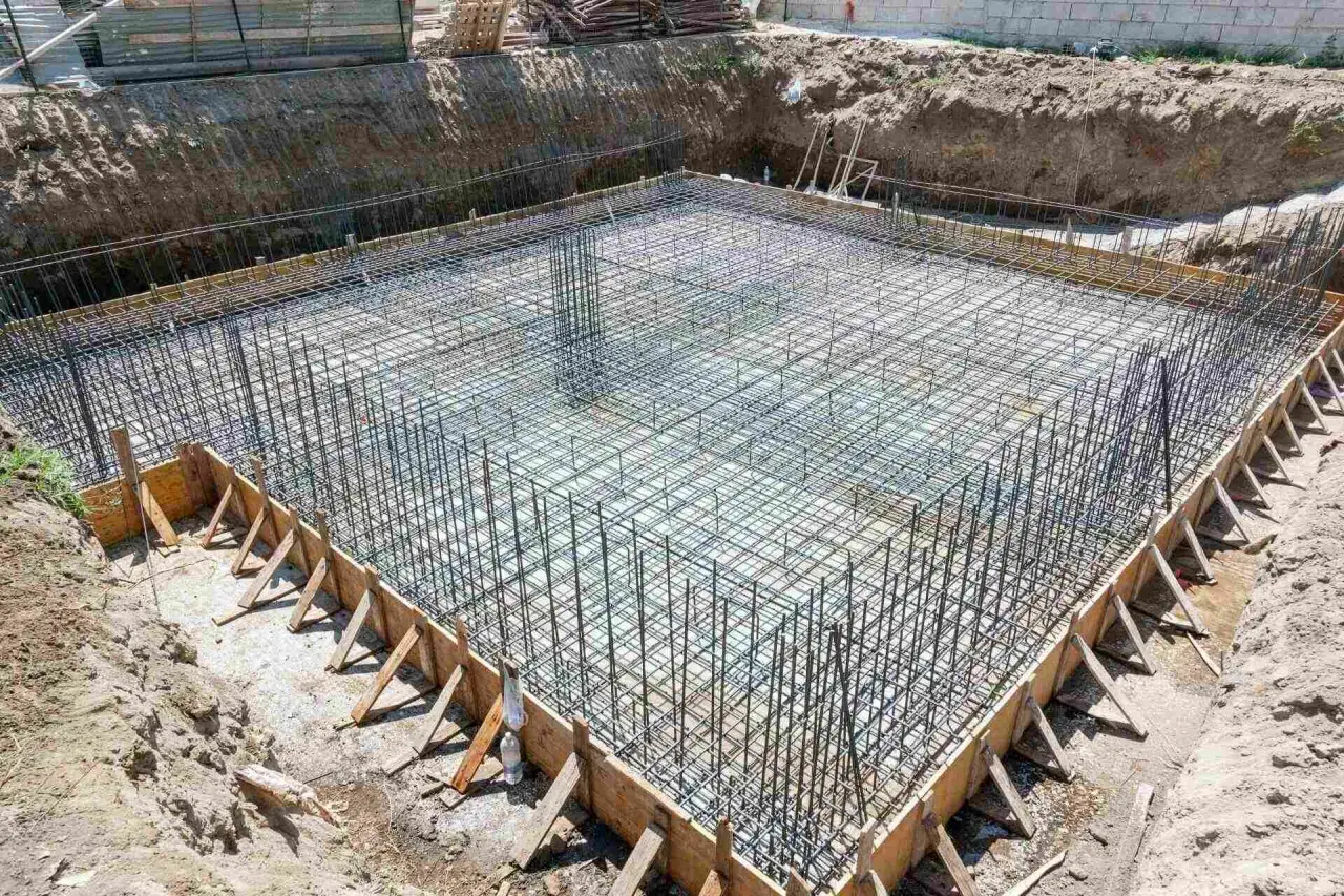 Szkielet zbrojeniowy płyty fundamentowej, gotowy do zalania betonem. To kluczowy etap budowy, wpływający na koszt płyty fundamentowej.