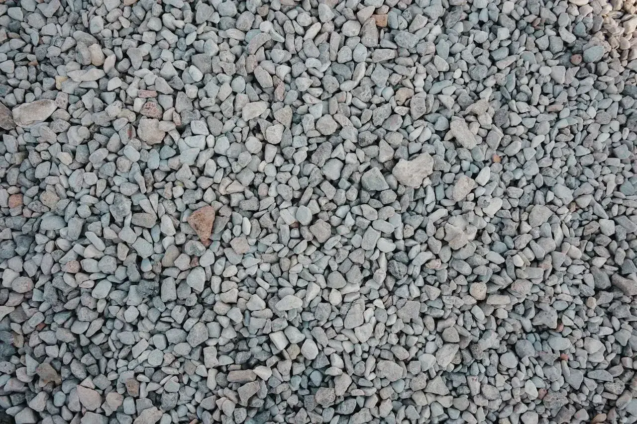 Mnóstwo szarego żwiru, idealnego na podjazd. Zastanawiasz się, ile kosztuje tona żwiru?