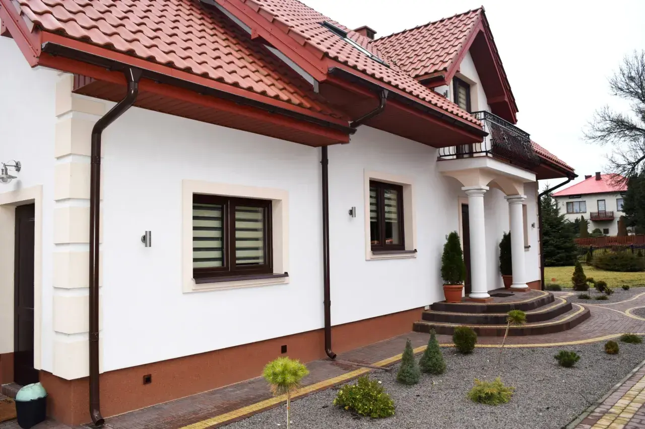 Elegancki cokół na elewacji domu, podkreślający jego architekturę.