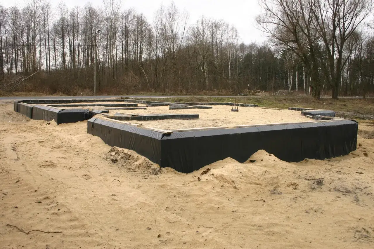 Zdjęcie Jak prawidłowo położyć folię na fundament, aby uniknąć wilgoci