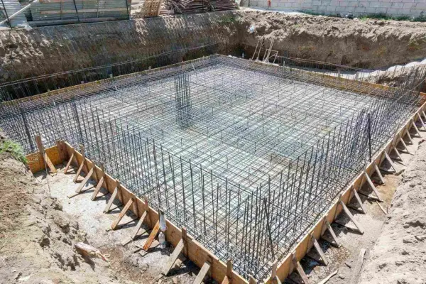 Szkielet zbrojeniowy płyty fundamentowej, gotowy do zalania betonem. To kluczowy etap budowy, wpływający na koszt płyty fundamentowej.